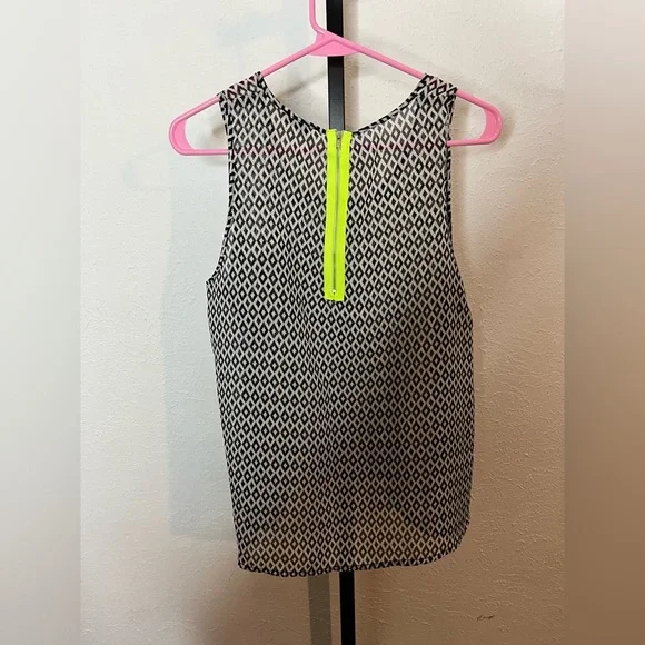 Colorblind Black & White Print Yellow Zip Size Large - Picture 5 of 5